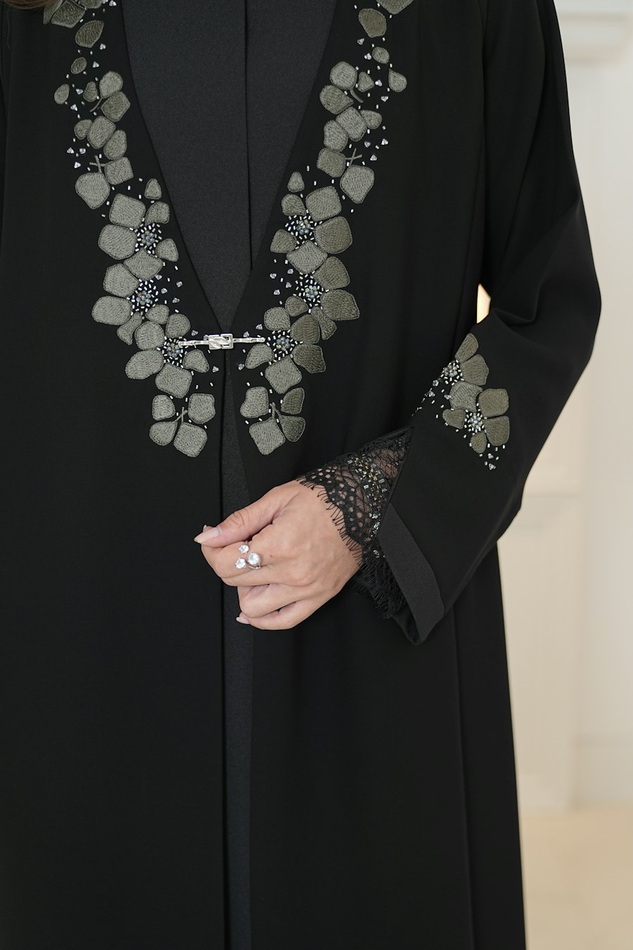 Abaya Brodée Fleurs Noir Profond